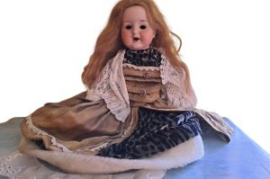 Porzellan-Puppe