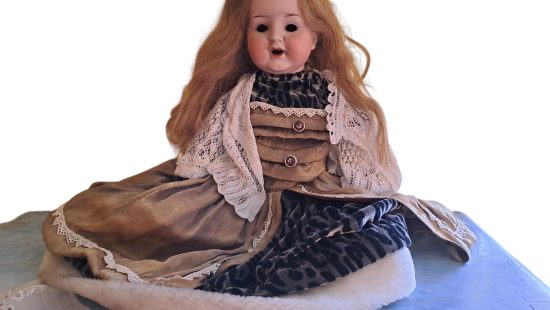 Porzellan-Puppe