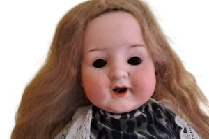 Porzellan-Puppe