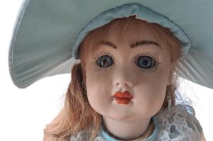 Porzellan-Puppe