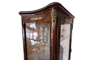 Vitrinenschrank