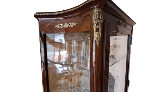 Vitrinenschrank