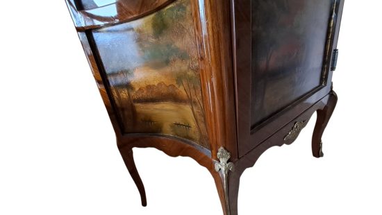 Vitrinenschrank