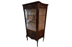 Vitrinenschrank