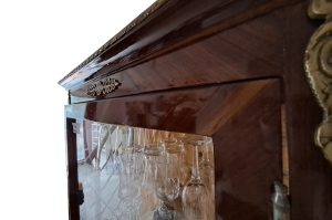 Vitrinenschrank