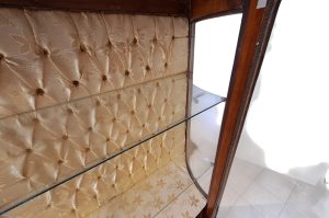 Vitrinenschrank