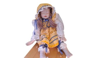 Porzellan-Puppe