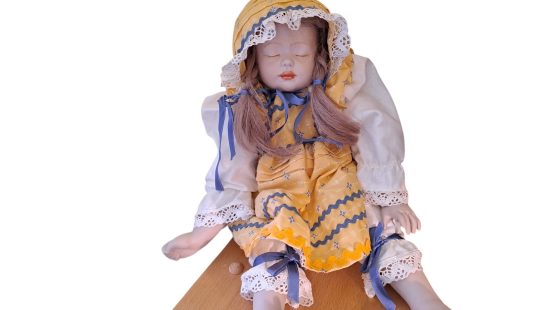 Porzellan-Puppe