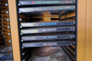 CDs mit Regal 1 OG