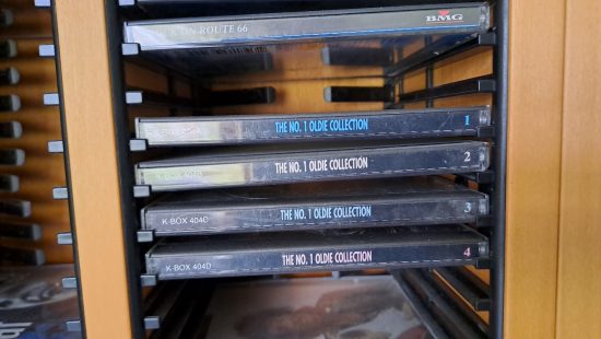 CDs mit Regal 1 OG