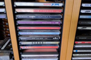 CDs mit Regal 1 OG