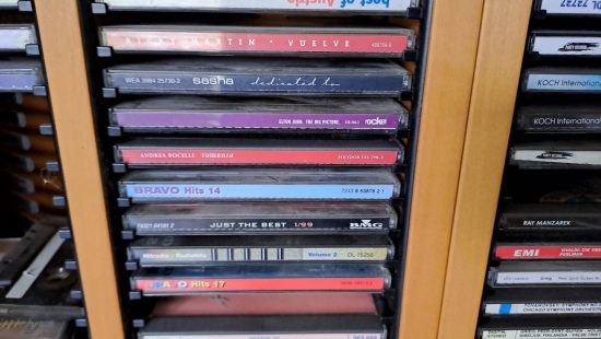 CDs mit Regal 1 OG