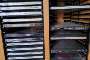 CDs mit Regal 1 OG