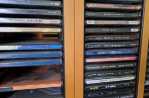 CDs mit Regal 1 OG