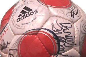 Fußball mit Signaturen 1 OG