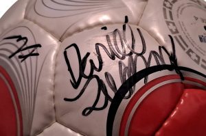 Fußball mit Signaturen 1 OG