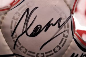 Fußball mit Signaturen 1 OG