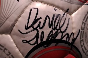 Fußball mit Signaturen 1 OG