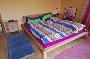 Doppelbett mit Nachtkästchen SZ1OG