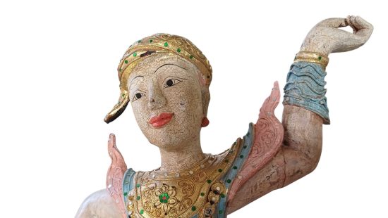 Asiatische Holzstatue