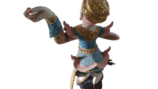 Asiatische Holzstatue