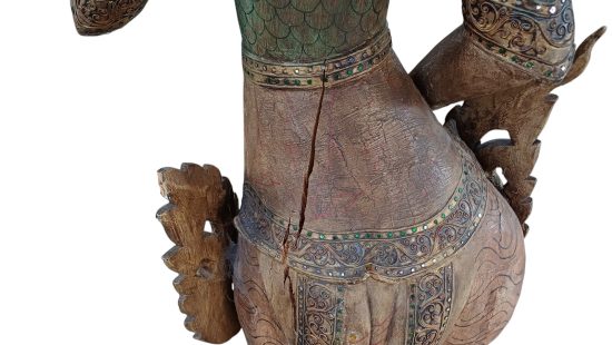 Asiatische Holzstatue