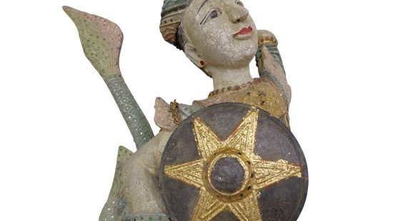 Asiatische Holzstatue