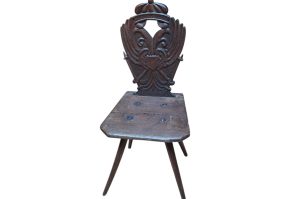 Historischer Holzsessel