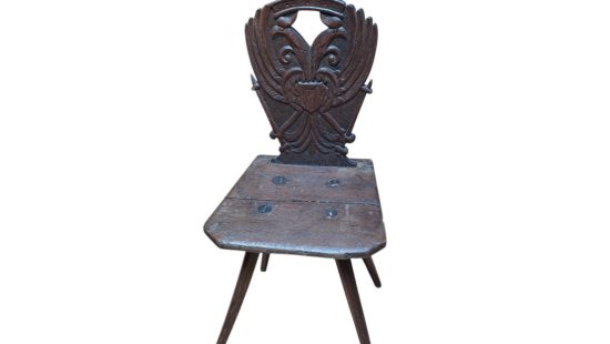Historischer Holzsessel