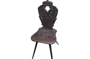 Historischer Holzsessel