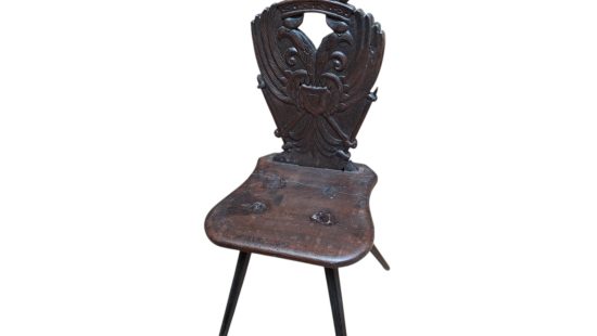 Historischer Holzsessel