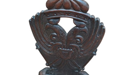 Historischer Holzsessel