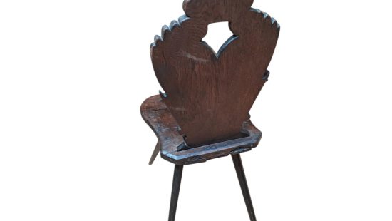 Historischer Holzsessel