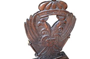 Historischer Holzsessel