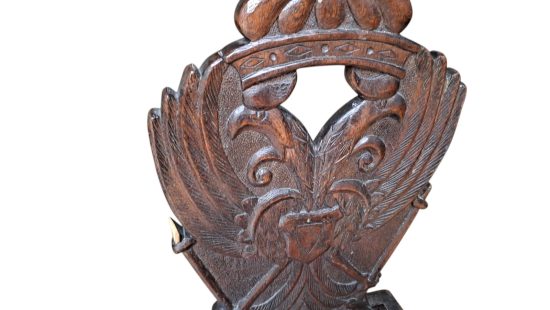 Historischer Holzsessel