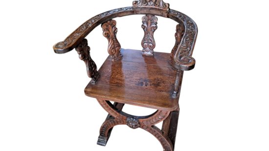 Rustikaler Holzsessel