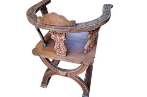 Rustikaler Holzsessel