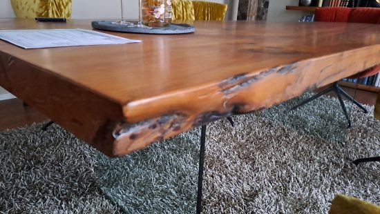 Designer subfossiler Holztisch