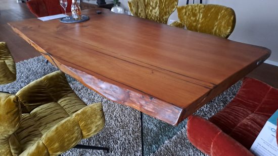 Designer subfossiler Holztisch