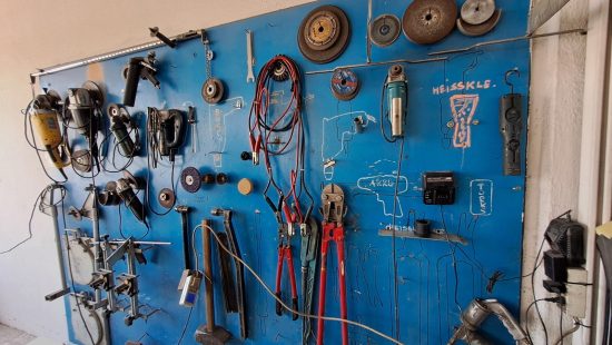 Diverses Handwerkzeug und Maschinen