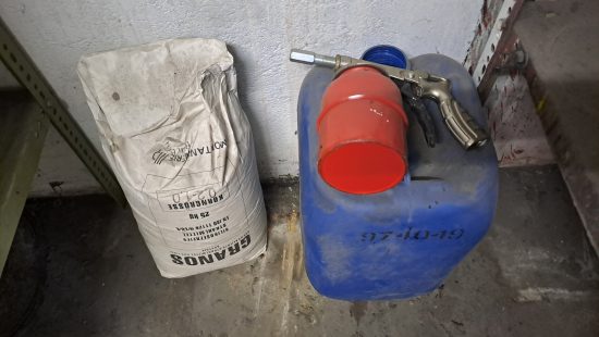 Sandstrahlpistole mit Sand
