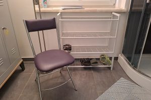 Schuhregal mit Stuhl