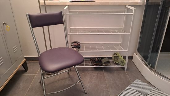 Schuhregal mit Stuhl