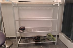 Schuhregal mit Stuhl