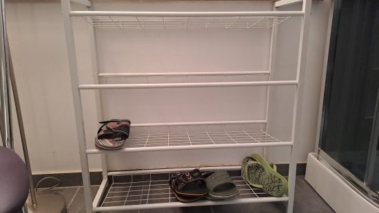 Schuhregal mit Stuhl