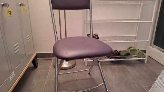 Schuhregal mit Stuhl
