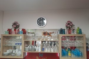 Gläserregal mit Inhalt
