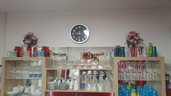 Gläserregal mit Inhalt