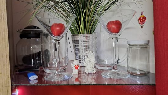 Gläserregal mit Inhalt