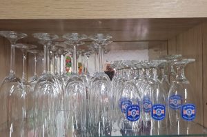 Gläserregal mit Inhalt